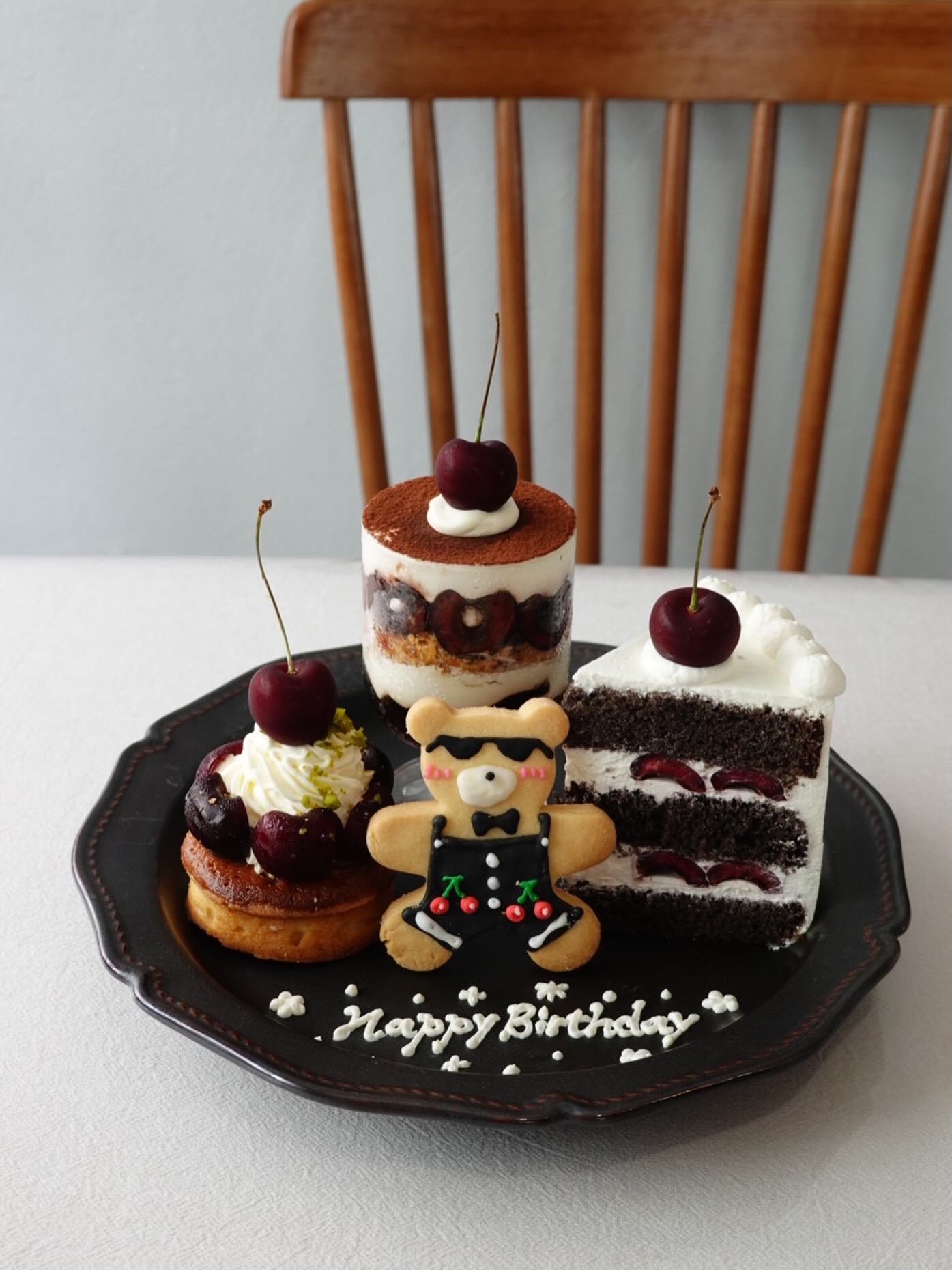 チェリーとサングラスのクマクッキーのお祝いプレート